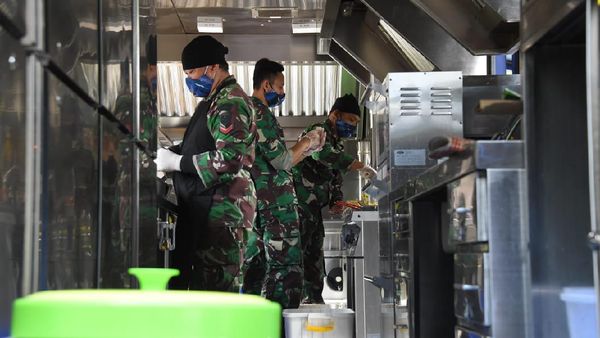 Dapur Umum TNI Bantu Mengatasi Kesulitan Rakyat