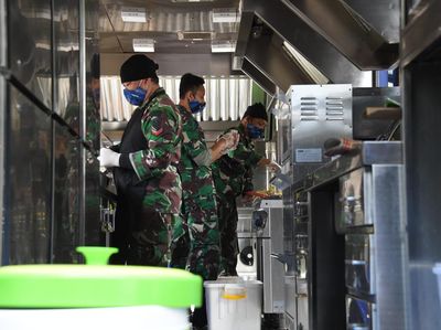 Dapur Umum TNI Bantu Mengatasi Kesulitan Rakyat