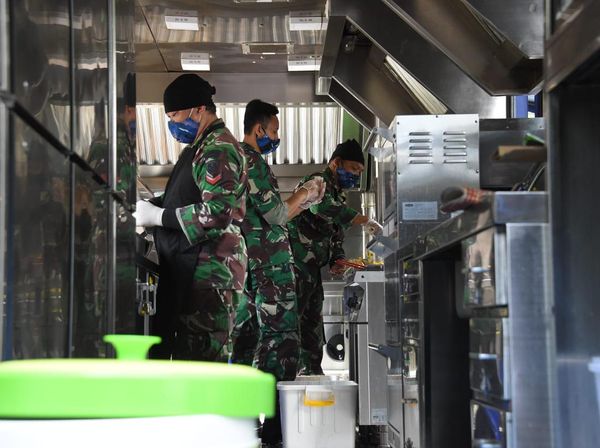 Dapur Umum TNI Bantu Mengatasi Kesulitan Rakyat