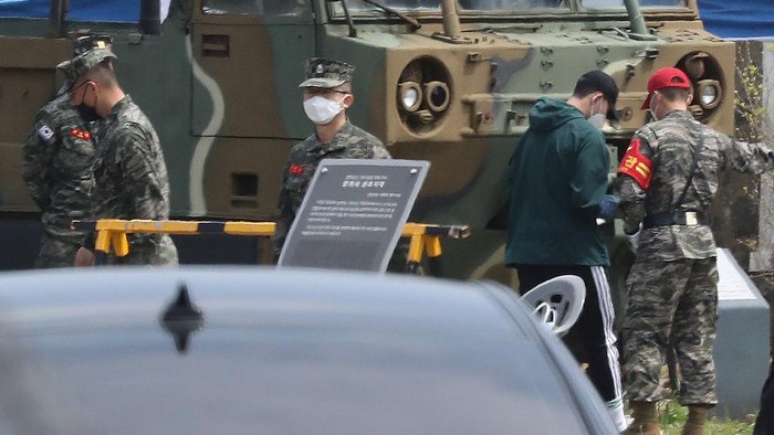 South Korean striker Son Heung-min (2nd R, black cap) arrives at a marines boot camp on the southern island of Jeju on April 20, 2020 for his three-week military basic training. - Tottenham Hotspurs South Korean striker Son Heung-min began his three-week military training at a marines boot camp on April 20, a report said, with the Premier League on hold over the coronavirus pandemic. (Photo by - / YONHAP / AFP) / - South Korea OUT / REPUBLIC OF KOREA OUT  NO ARCHIVES  RESTRICTED TO SUBSCRIPTION USE