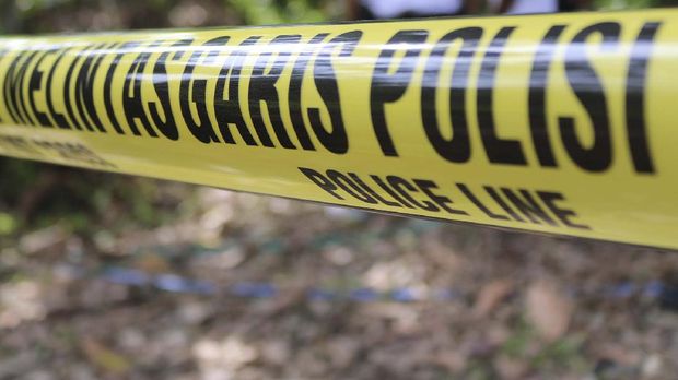 A police line is placed in the middle of the crime scene so that the evidence remains safe