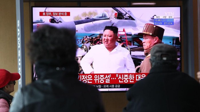 Rumor soal menurunnya kondisi Kim Jong-Un beredar. Orang nomor satu di negara komunis itu dikabarkan menjalani operasi terkait kardiovaskular.