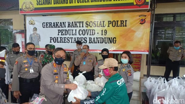 Polisi bagikan paket sembako untuk warga tak mampu jelang PSBB di Kota Bandung