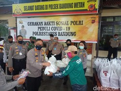 Jelang PSBB Kota Bandung, Polisi Bagikan Ratusan Paket Sembako