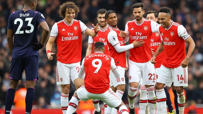 LONDON, ENGLAND - MARCH 07: Alexandre Lacazette of Arsenal celebrates with teammates after scoring his teams first goal which was awarded after a VAR review during the Premier League match between Arsenal FC and West Ham United at Emirates Stadium on March 07, 2020 in London, United Kingdom. (Photo by Julian Finney/Getty Images)