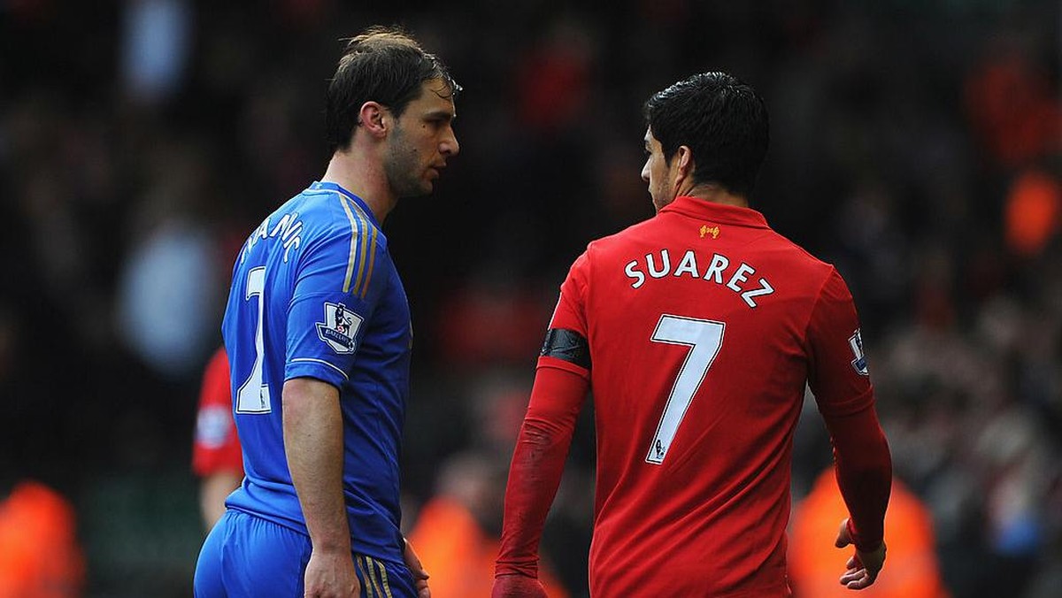 Nostalgia Ketika Luis Suarez Gigit Branislav Ivanovic. (Foto: Getty Images/Michael Regan)