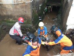 Terobos Banjir, Biker di Cimahi Tewas Terseret Arus hingga Masuk Sungai