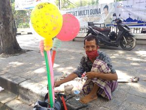 Kisah Sabar Penyandang Disabilitas Jual Balon Meski Pembeli Sepi Saat Pandemi