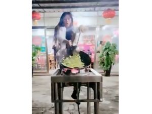 Super Aktif! Aksi Memasak Seorang Wanita Sambil Breakdance