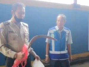 Terekam CCTV, Begini Aksi Begal Gagal Lari ke Tol dan Buang Celurit Terekam CCTV, Begini Aksi Begal Gagal Lari ke Tol dan Buang Celurit