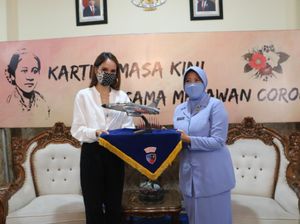 Lawan COVID-19, Cinta Laura Bagikan Masker Kain