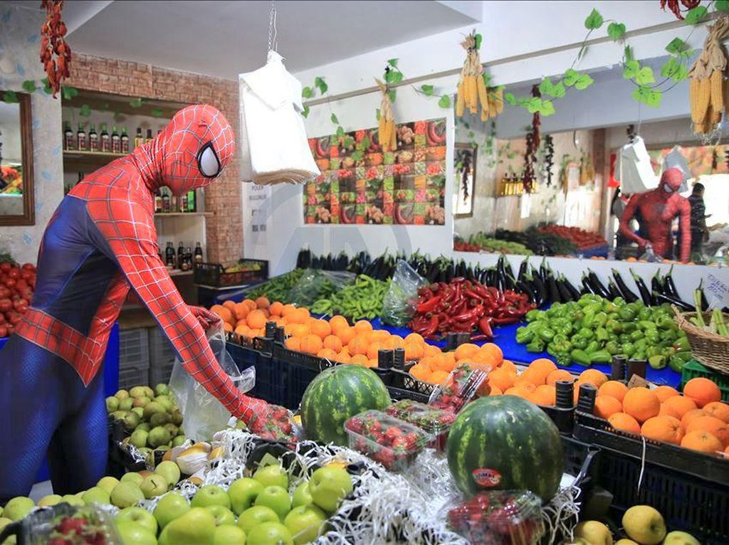 Potret Spiderman Turki yang Berbagi Kekuatan di Tengah Pandemi Potret Spiderman Turki yang Berbagi Kekuatan di Tengah Pandemi