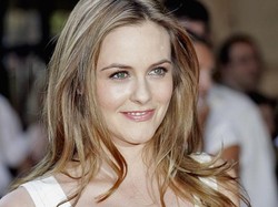 Alicia Silverstone Alami Bodyshaming saat Syuting Batman & Robin