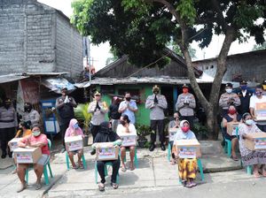 Door to Door, Humas Polri Bagi 1.000 Paket Sembako ke Warga Jaksel