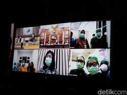 Khofifah Kirim Bunga dan Dengar Curhatan Tenaga Medis Wanita di Hari kartini