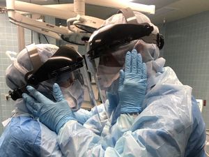 Di Balik Foto Viral Pasangan Perawat Berjuang Lawan Corona