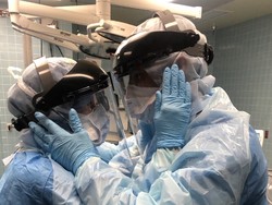 Di Balik Foto Viral Pasangan Perawat Berjuang Lawan Corona