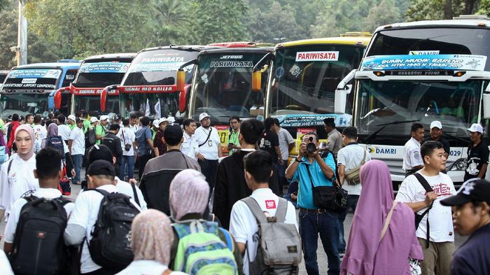 Pemerintah resmi melarang mudik Lebaran bagi masyarakat di tengah masa pandemi Corona. Yuk, lihat lagi momen-momen mudik yang pastinya sangat dirindukan.