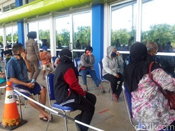 Warga Berdesakan Serbu Lumbung Pangan Jatim, Polisi Turun Tangan