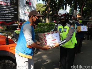 1.800 Paket Sembako Dibagikan ke Warga Gresik yang Terdampak Corona 1.800 Paket Sembako Dibagikan ke Warga Gresik yang Terdampak Corona
