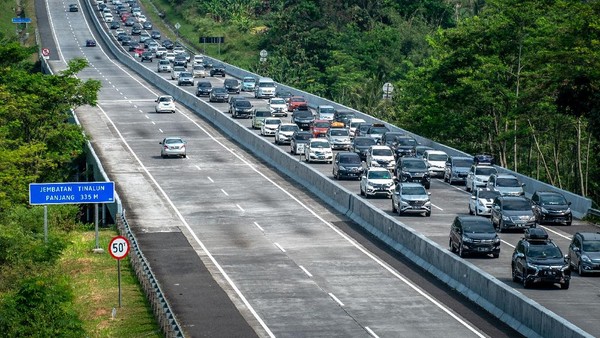 Pemerintah resmi melarang mudik Lebaran bagi masyarakat di tengah masa pandemi Corona. Yuk, lihat lagi momen-momen mudik yang pastinya sangat dirindukan.