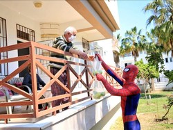Spiderman di Turki Bagi-Bagi Sembako Saat Wabah Corona