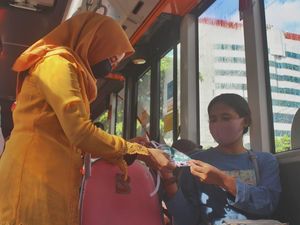 Hari Kartini, Sopir Bus Suroboyo Bagi-bagi Masker Pakai Kebaya