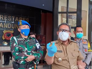 Wawalkot Bandung Ingatkan Warga Pakai Masker Saat Keluar Selama PSBB Wawalkot Bandung Ingatkan Warga Pakai Masker Saat Keluar Selama PSBB