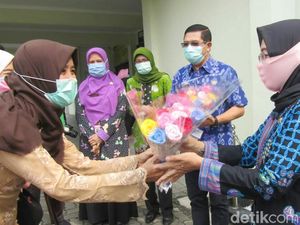 Hari Kartini, Jurnalis Perempuan Purworejo Beri Bunga ke Tenaga Medis Hari Kartini, Jurnalis Perempuan Purworejo Beri Bunga ke Tenaga Medis