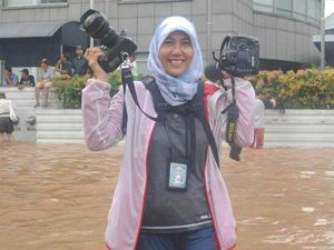 Adek Berry Perempuan Pemotret di Garis Depan Saat Pandemi Corona