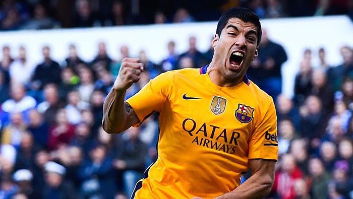 LA CORUNA, SPAIN - APRIL 20:  Luis Suarez of FC Barcelona celebrates after scoring the opening goalduring the La Liga match between RC Deportivo La Coruna and FC Barcelona at Riazor Stadium on April 20, 2016 in La Coruna, Spain.  (Photo by David Ramos/Getty Images)