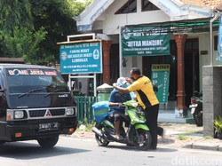Polisi di Lamongan Ini Ajak Anak Istri Turun Jalan Bagikan 1.000 Masker