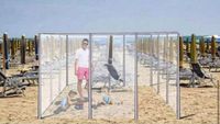 Foto: Seperti Ini Berjemur di Pantai Setelah Corona Reda