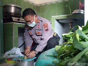 Kisah Polisi Banjarnegara Rutin Masak Makan Siang untuk Tenaga Medis