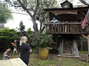 Kisah Dokter Terpaksa Tinggal di Rumah Pohon karena Takut Tularkan Corona