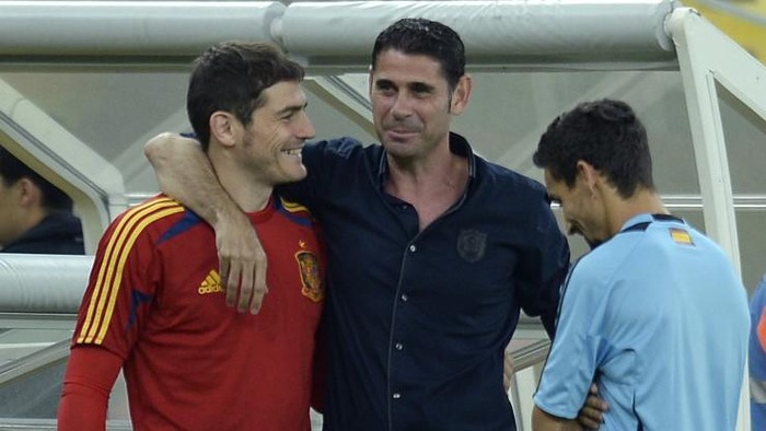 Spains goalkeeper Iker Casillas (L) is greeted by retired footballer and former Spanish captain Fernando Hierro (C) as midfielder Jesus Navas smiles just before the start of a training session at the Maracana stadium in Rio de Janeiro, on June 29, 2013 on the eve of the final of the FIFA Confederations Cup Brazil 2013 against Brazil. AFP PHOTO / LLUIS GENE (Photo by LLUIS GENE / AFP)