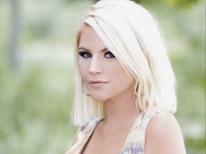 Mantan Bintang Playboy Meninggal Bunuh Diri Selama Karantina