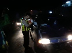 Petugas Minta Kendaraan yang Tak Sesuai Ketentuan PSBB Sumedang Putar Balik