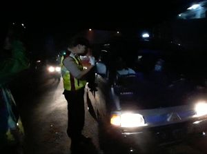 Petugas Minta Kendaraan yang Tak Sesuai Ketentuan PSBB Sumedang Putar Balik Petugas Minta Kendaraan yang Tak Sesuai Ketentuan PSBB Sumedang Putar Balik
