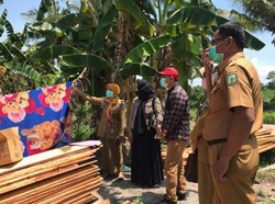 Tinggal di Bekas Kandang Sapi, Warga Luwu Dapat Bantuan Bahan Bangunan