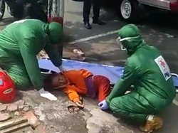 Seorang Wanita Pingsan Akan Ambil Sembako Dievakuasi Petugas Ber-APD