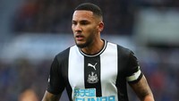 Bek tengah: Jamaal Lascelles. Dengan usia yang masih 26 tahun, kapten Toon Army ini diyakini masih punya ruang untuk berkembang sehingga masih jadi andalan. (Foto: Getty Images/Alex Livesey)