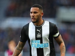Bek tengah: Jamaal Lascelles. Dengan usia yang masih 26 tahun, kapten Toon Army ini diyakini masih punya ruang untuk berkembang sehingga masih jadi andalan. (Foto: Getty Images/Alex Livesey)