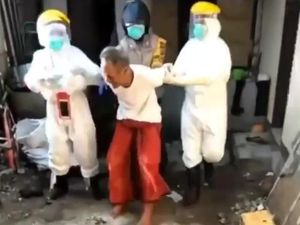 Kakek Viral Dievakuasi Petugas COVID-19 Alami Gangguan Jiwa, Dibawa ke RSJ Kakek Viral Dievakuasi Petugas COVID-19 Alami Gangguan Jiwa, Dibawa ke RSJ