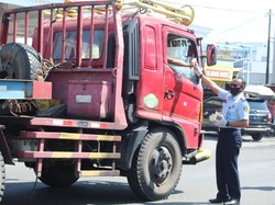 1.500 Masker Buatan Napi Lapas Porong Dibagikan ke Pengguna Jalan