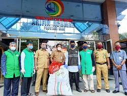 Ustaz Abdul Somad Bantu APD, Dirut RSUD Riau: Dia Semangati Kami