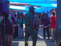 Petugas Bubarkan Kerumunan Warga di Polman yang Penasaran Lihat Rapid Test