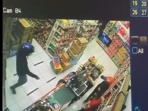 Perampok Bercelurit Terekam CCTV, Gasak Uang di Minimarket Subang Perampok Bercelurit Terekam CCTV, Gasak Uang di Minimarket Subang