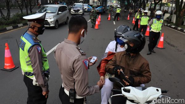 Petugas Bersiaga Pantau Warga di Hari Pertama PSBB Kota Bandung