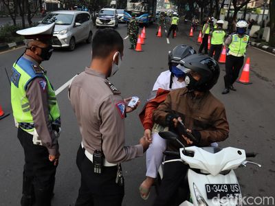 Petugas Bersiaga Pantau Warga di Hari Pertama PSBB Kota Bandung